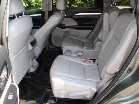 Used 2019 Toyota Highlander XLE AWD/4WD image 18