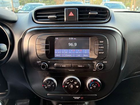 Used 2019 Kia Soul FWD image 28