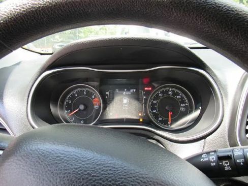 Used 2019 Jeep Cherokee Latitude w/ Popular Appearance Group image 9