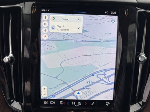 Certified 2023 Volvo XC60 B5 Plus w/ Climate Package image 18