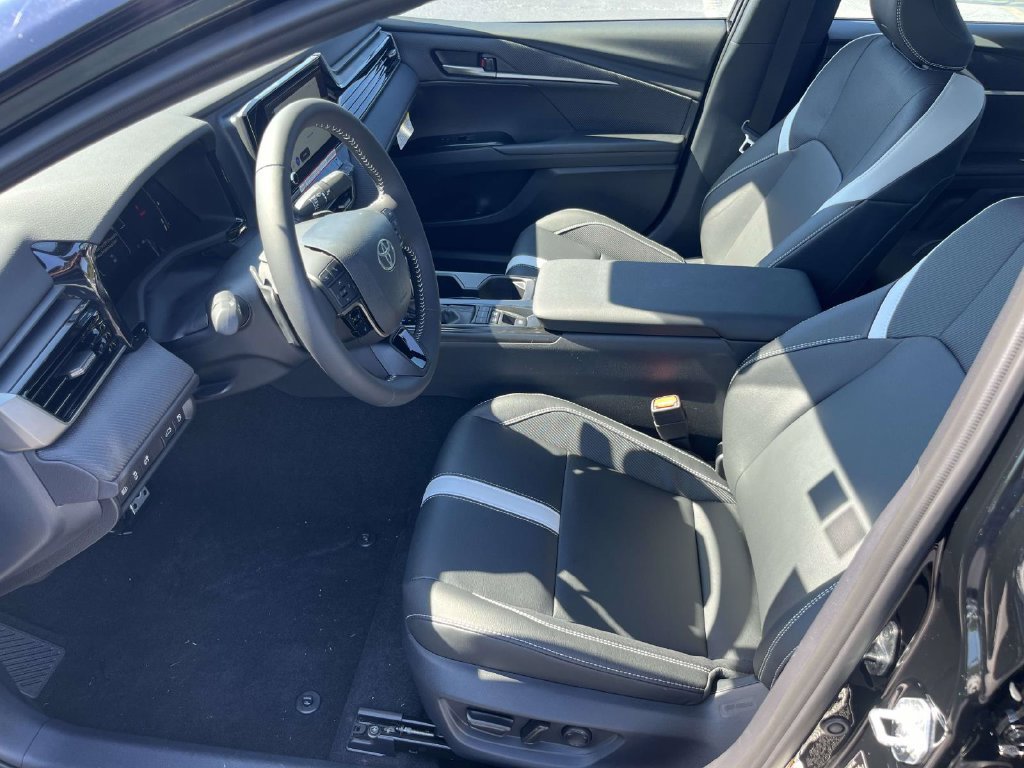 New 2026 Toyota Camry Hybrid FWD image 11