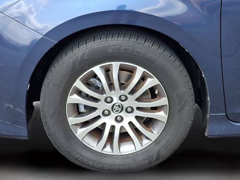 Used 2020 Toyota Sienna XLE Premium w/ Carpet Mat Package FWD image 28