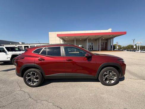 Used 2025 Chevrolet Trax LT w/ LT Convenience Package image 3