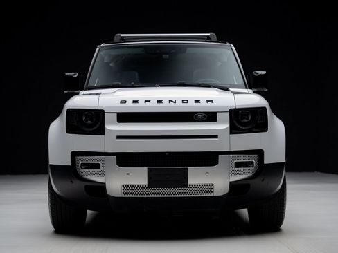 Used 2023 Land Rover Defender 130 SE image 8