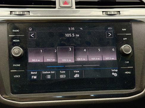 Used 2018 Volkswagen Tiguan SEL Premium FWD image 9