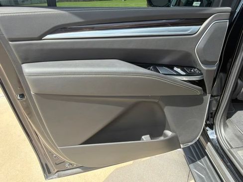 Certified 2025 Cadillac Escalade ESV Premium Luxury RWD image 18