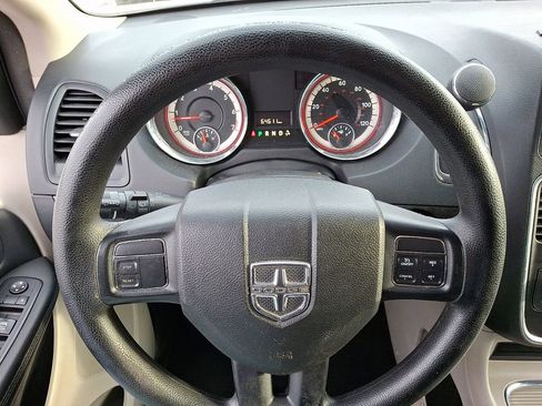 Used 2016 Dodge Grand Caravan SXT image 18