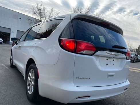Used 2017 Chrysler Pacifica LX image 32