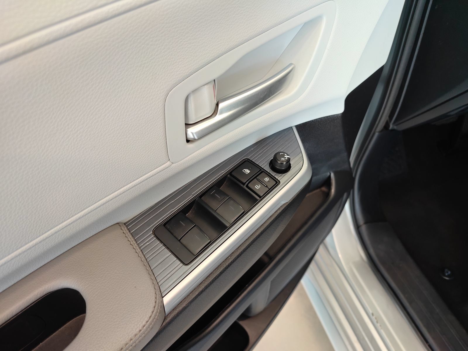 Used 2025 Toyota Sienna XLE FWD image 9