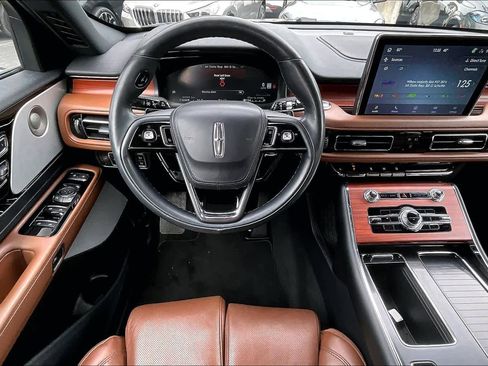 Used 2023 Lincoln Aviator Reserve w/ Equipment Group 201A image 5