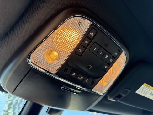 Used 2022 Jeep Grand Cherokee Limited w/ Tech Group image 18