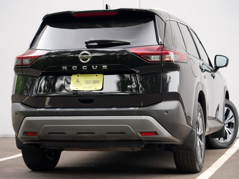 Used 2021 Nissan Rogue SV w/ Premium Package FWD image 4