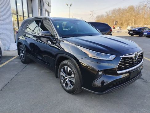 Used 2021 Toyota Highlander XLE image 1