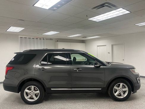 Used 2017 Ford Explorer XLT image 4