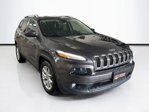 Used 2018 Jeep Cherokee Latitude Plus w/ Cold Weather Group image 3