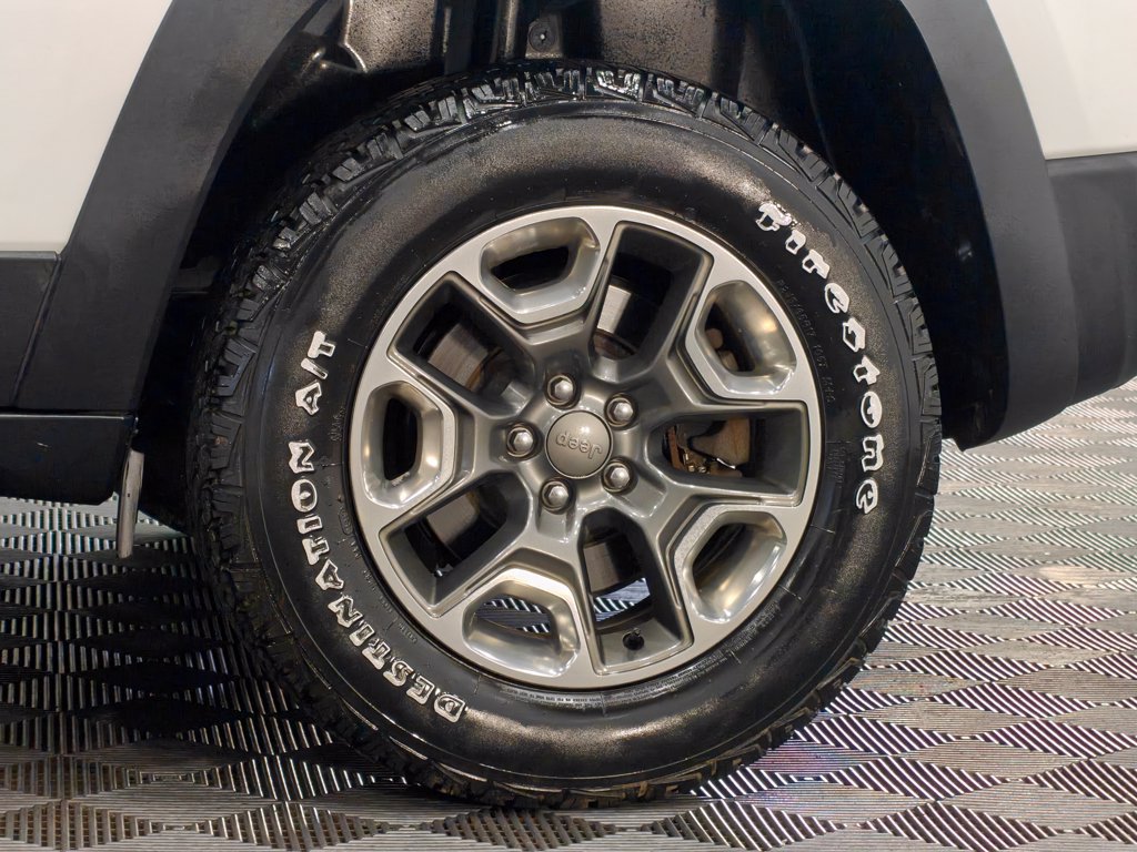 Used 2019 Jeep Cherokee Trailhawk AWD/4WD image 50