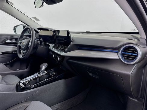 Used 2025 Chevrolet Trax LT w/ LT Convenience Package image 28