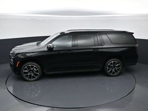 Used 2025 Chevrolet Suburban RST w/ Comfort Package AWD/4WD image 32