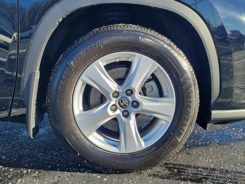 Certified 2023 Toyota Highlander LE image 6