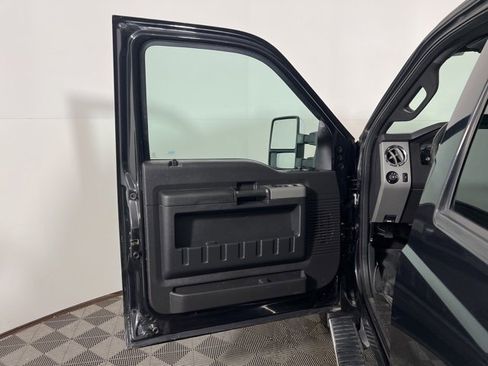 Used 2015 Ford F250 Lariat w/ Chrome Package image 9