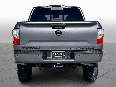 Used 2019 Nissan Titan SV w/ SV Convenience Package image 4