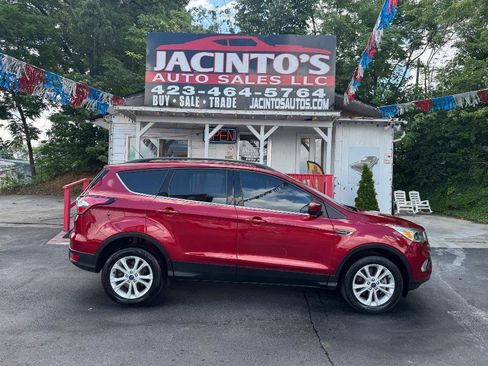 Used 2018 Ford Escape SE w/ Ford Safe & Smart Package AWD/4WD image 1