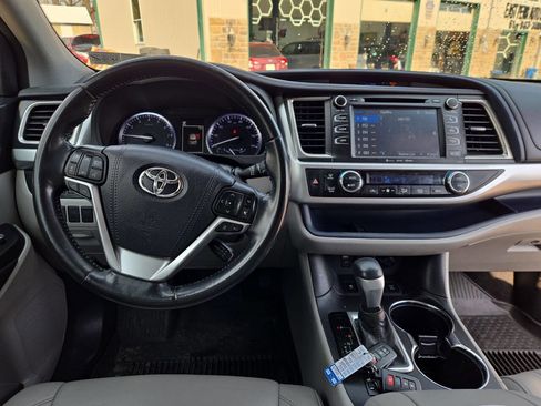 Used 2018 Toyota Highlander XLE AWD/4WD image 30
