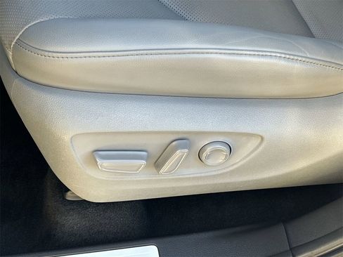 Used 2024 Toyota Highlander Limited image 17