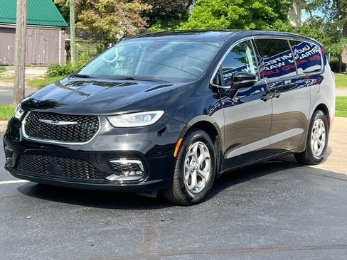 Used 2024 Chrysler Pacifica Limited FWD image 49