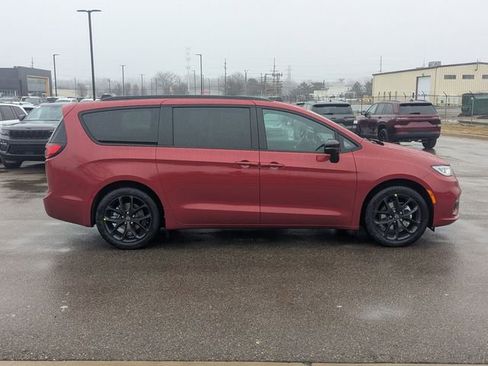 New 2026 Chrysler Pacifica Select image 2