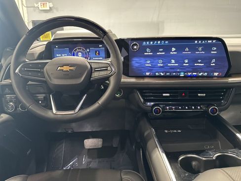 Used 2025 Chevrolet Suburban High Country AWD/4WD image 8