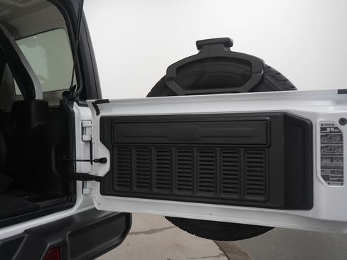 Used 2023 Jeep Wrangler Sahara w/ Cold Weather Group image 17