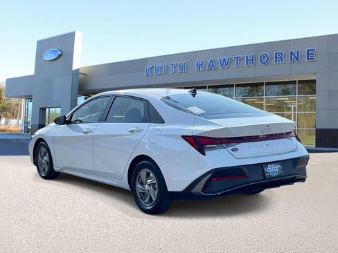 Used 2024 Hyundai Elantra SE FWD image 4