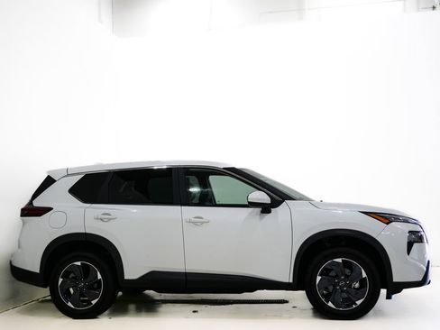 Used 2025 Nissan Rogue SV image 4