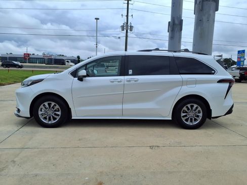 Used 2026 Toyota Sienna XLE FWD image 9