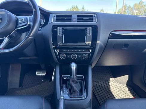 Used 2017 Volkswagen Jetta GLI FWD image 19