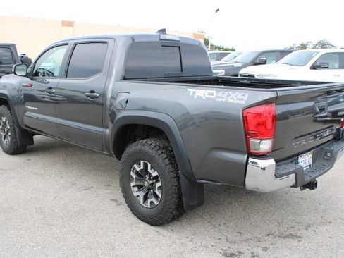 Used 2017 Toyota Tacoma TRD Off-Road image 6