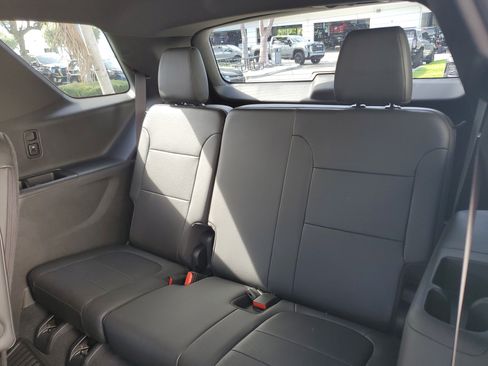 Used 2023 Chevrolet Traverse High Country FWD image 13