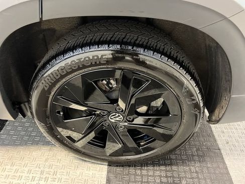 Certified 2025 Volkswagen Taos SE FWD image 15