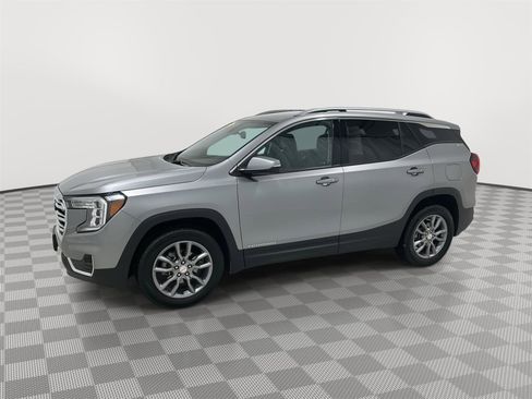 Used 2024 GMC Terrain SLT image 2