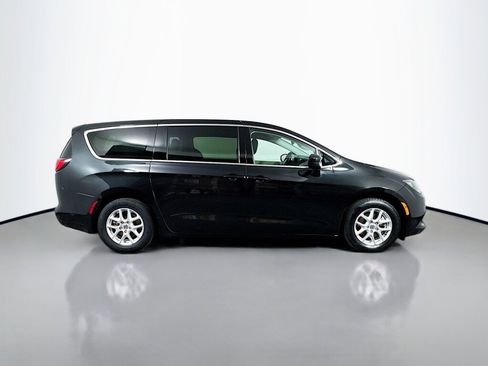 Used 2022 Chrysler Voyager LX image 6