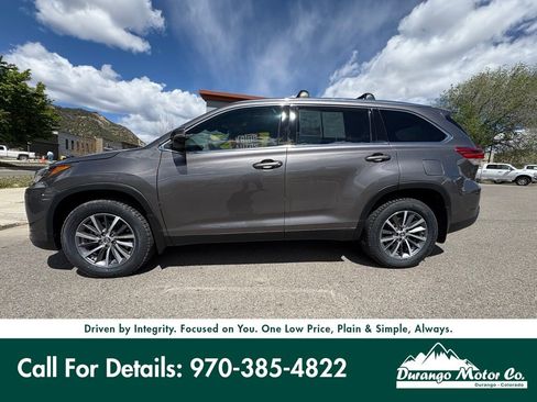 Used 2019 Toyota Highlander XLE w/ Carpet Mat Package (TMS) AWD/4WD image 3
