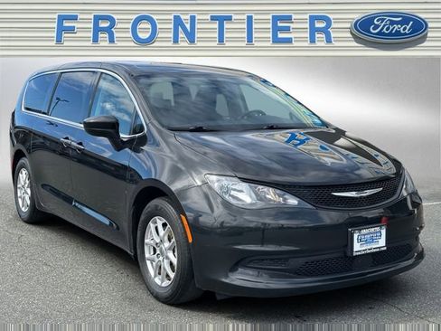 Used 2022 Chrysler Voyager LX FWD image 8