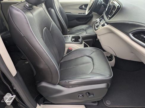 Used 2020 Chrysler Pacifica Limited FWD image 23