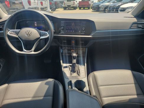 Used 2024 Volkswagen Jetta SE FWD image 9