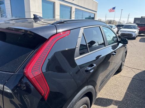 Used 2023 Kia Niro EX image 9
