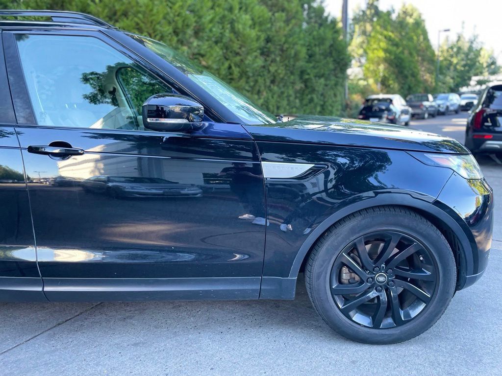 Used 2018 Land Rover Discovery HSE AWD/4WD image 2