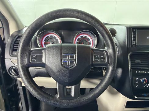 Used 2019 Dodge Grand Caravan SE FWD image 11