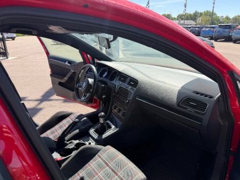 Used 2015 Volkswagen Golf 4-Door FWD image 28