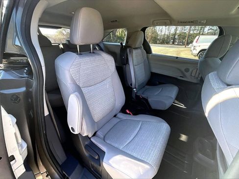 Used 2022 Toyota Sienna LE image 23